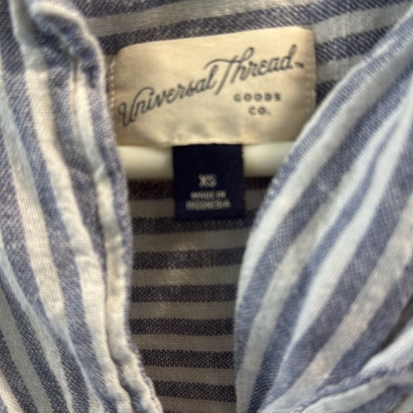 Universal Threads Button Down short sleeve - Picture 2 of 5